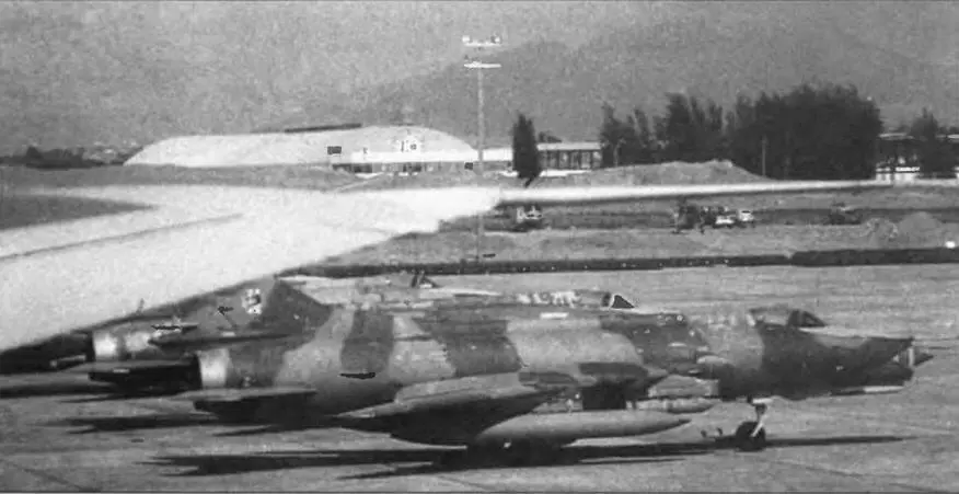 Су22 авиации Перу На килях заметна эмблема эскадрильи Лос Тигрес самолет - фото 126