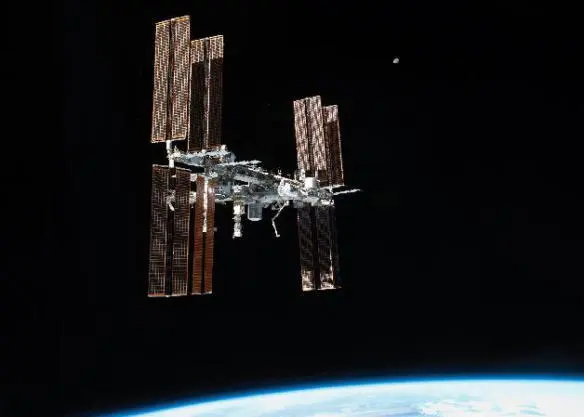 The International Space Station ISS with its giant solar arrays appearing to - фото 34
