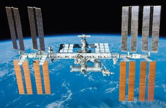 The ISS seen with Earth below Credit 10 ILLUSTRATION CREDITS Nathan Koga 1 2 - фото 35