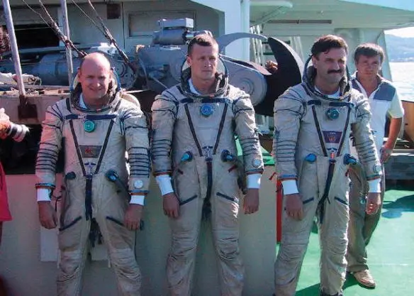 Left to right me Dima Kondratyev and Sasha Kaleri awaiting water survival - фото 43