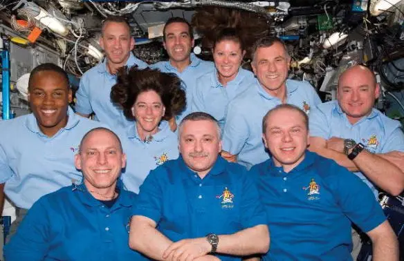 My STS118 crew and the crew of the space station in the US laboratory - фото 45