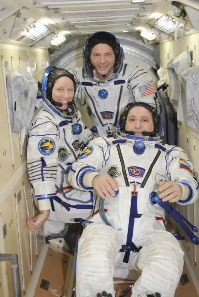 Shannon Walker Doug Wheelock and Fyodor checking out their spacesuits prior - фото 46