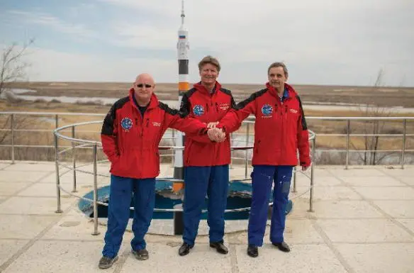 With Gennady center and Misha a few days prior to launch In the background - фото 53