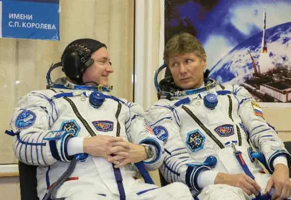 I chat with Gennady as we wait for final pressure checks of our Sokol suits - фото 57