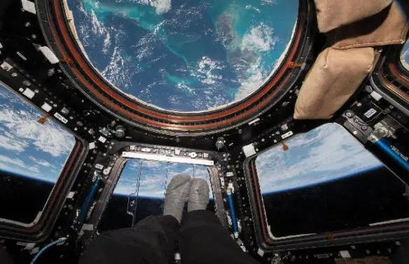 My feet get in the way as I admire the unmistakable blue waters of the Bahamas - фото 65