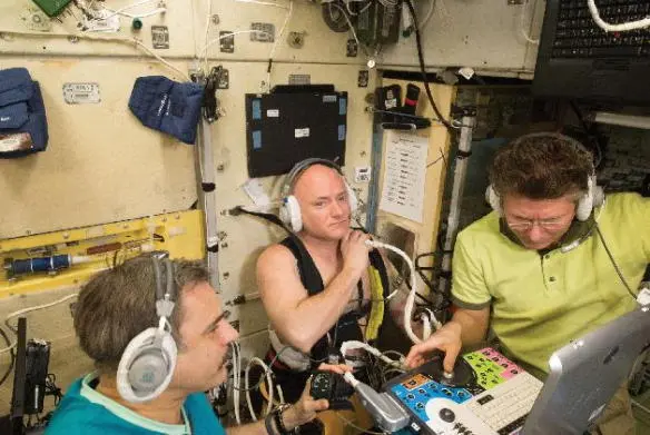 Misha and Gennady help me perform the Fluid Shifts experiment in the Russian - фото 66