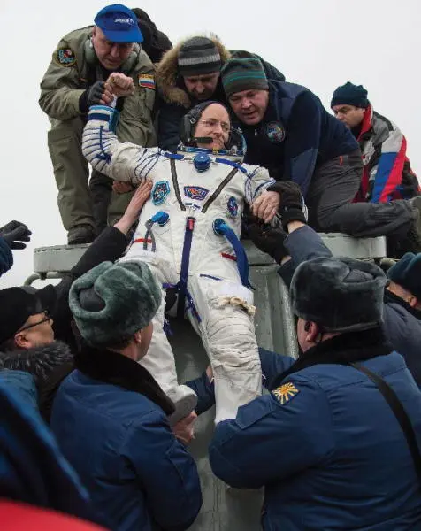 Im being helped out of the capsule but am feeling triumphant Credit 54 - фото 79
