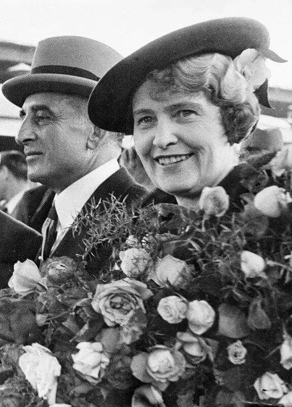 Джозеф Дэвис с женой в день отъезда из СССР Июнь 1938 года Universal - фото 29