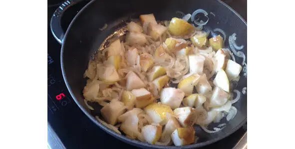 Тушить на среднем нагреве до выпаривания жидкости Кусок мяса надрезать в виде - фото 29