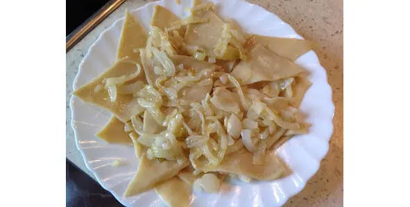 Выложить слоями лапшу и мягкий обжаренный лук Бешбармак отварное мясо с - фото 69
