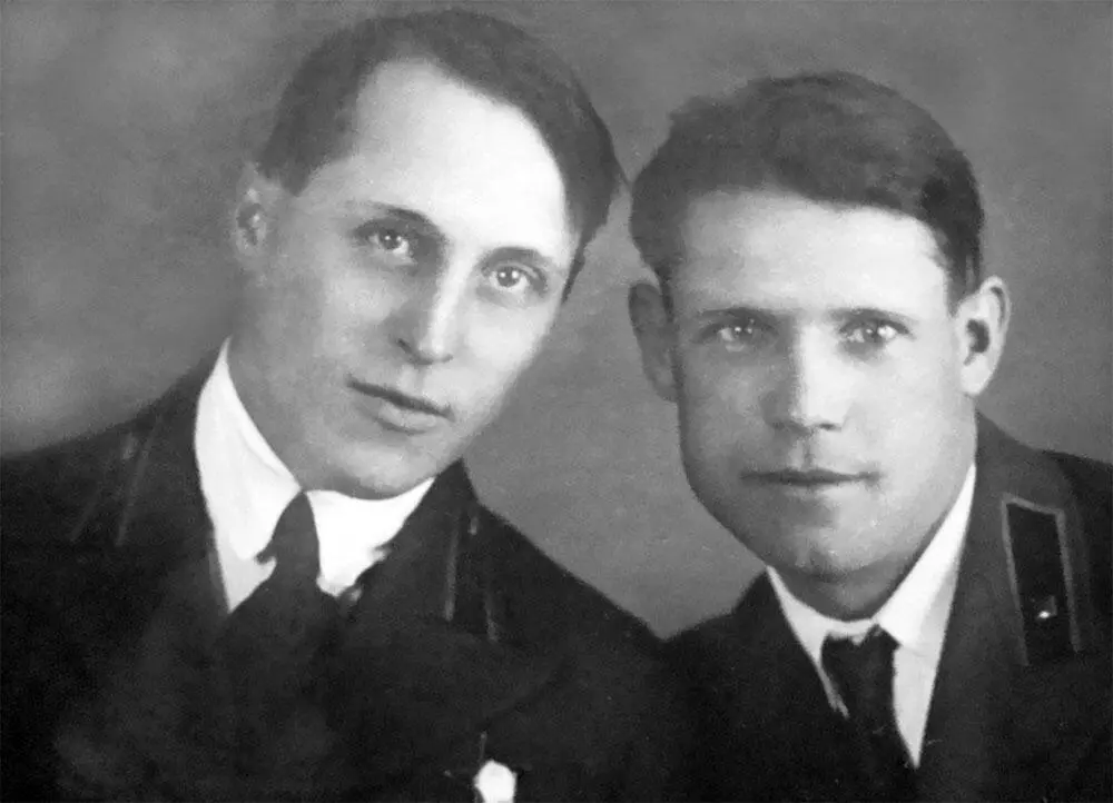 Два друга из 1й Краснознаменной танковой дивизии сфотографировались на память - фото 23