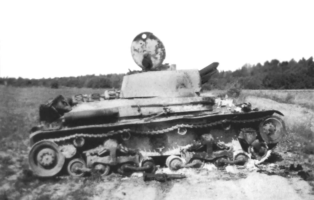 На снимке сгоревший танк PzKpfW 35t Шкода унтерофицера Дальмана и - фото 36