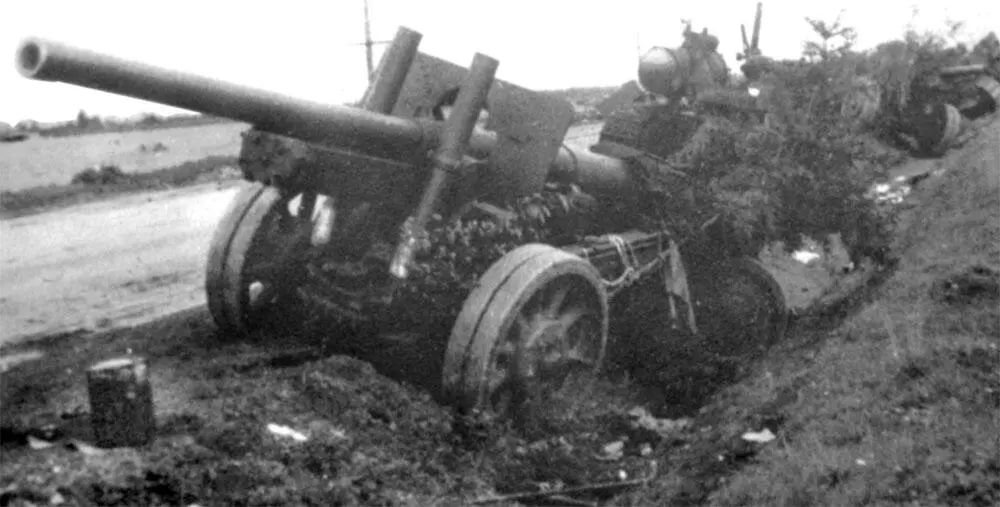 Брошенные 122мм корпусные пушки обр 1931 г А19 и трактора С60 Сталинец - фото 81