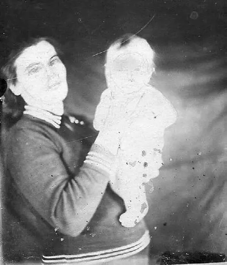 1941 год Мама на руках Пётр Стоят Люба Анатолий Аскольд Артур - фото 10