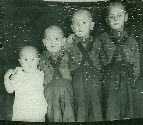 1941 год Мама на руках Пётр Стоят Люба Анатолий Аскольд Артур - фото 11