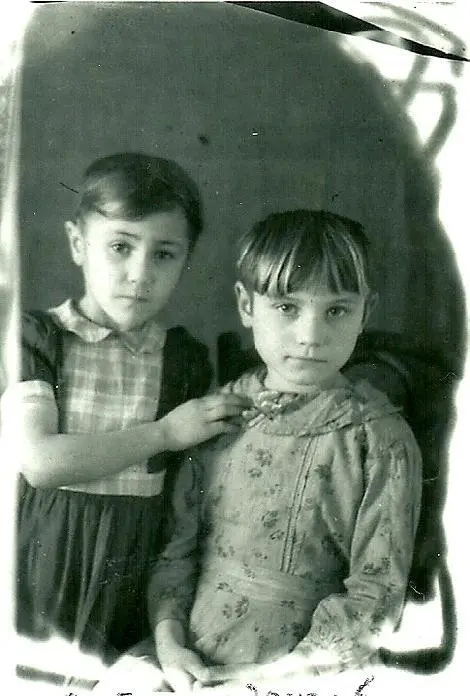 Сестра Люба с подругой Люба прожила трудную во всех отношениях жизнь Военное - фото 25