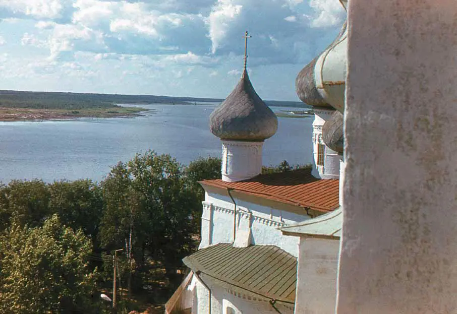 Вид на реку Онегу с колокольни собора Рождества Христова Каргополь 1980 Вниз - фото 79
