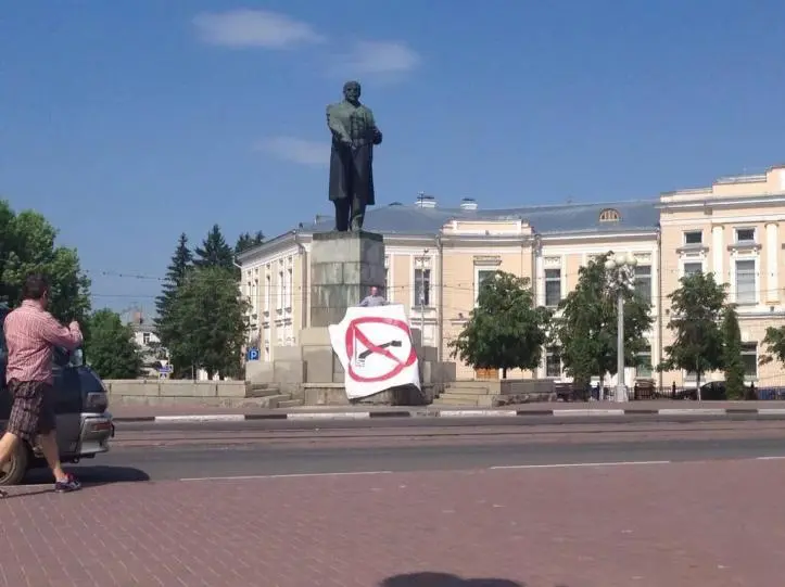 Новый знак против курения в Твери на площади Ленина в центре города напротив - фото 17