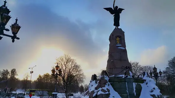 Прощай любимый город Уходим завтра в море И ранней порой Мелькнет за кормой - фото 1