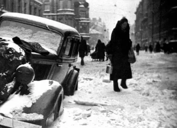 Чего ты шлындраешь тудасюда чёрт длинный Всю квартиру выстудишь Это - фото 2