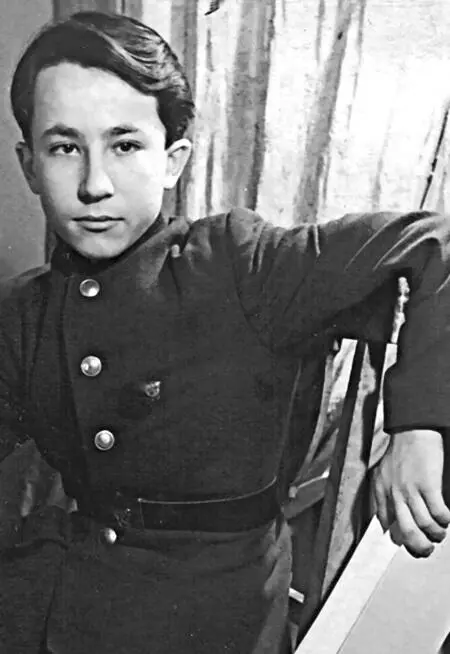 Меня зовут Юлиан но никто никогда так меня не называл С раннего детства и по - фото 9
