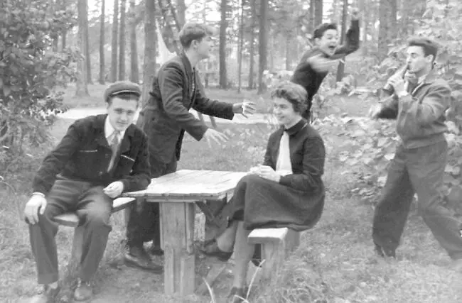 1956 г Клязьма У Саши никогда не было единственного друга а всегда очень - фото 19