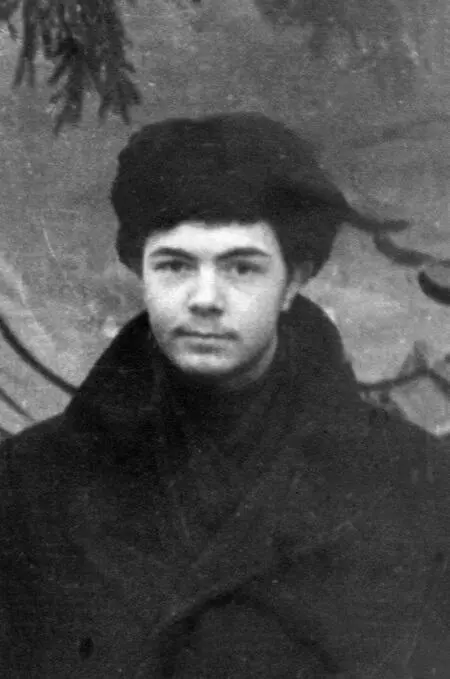 Вообще у Саши было какоето невероятное количество знакомых из самых разных - фото 22