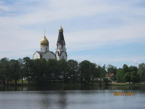 Храм словно корабль в море зелени Стена со скорбным списком погибших - фото 16