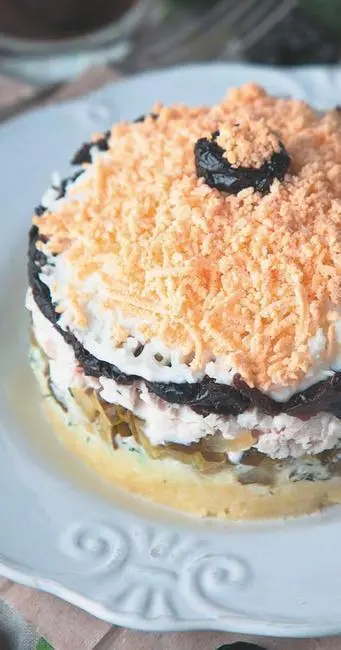 Ингредиенты 300 г куриного мяса 300 г картофеля 250 г соленых огурцов - фото 14