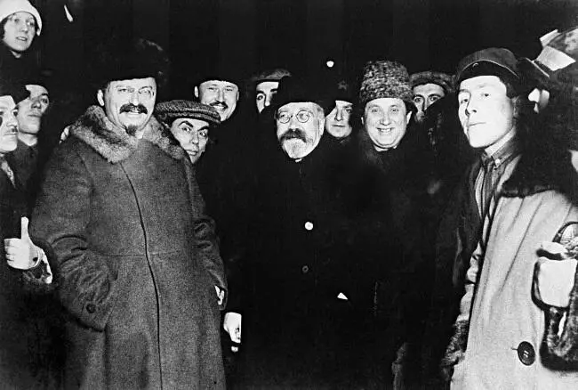 Л Троцкий слева Л Каменев и Г Зиновьев Середина 1920х гг С М Киров - фото 13