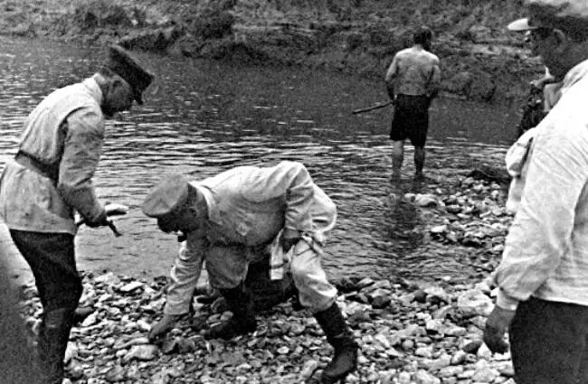 Сталин и Ворошилов слева на рыбалке в Абхазии 1933 г Сталин с Надеждой - фото 25