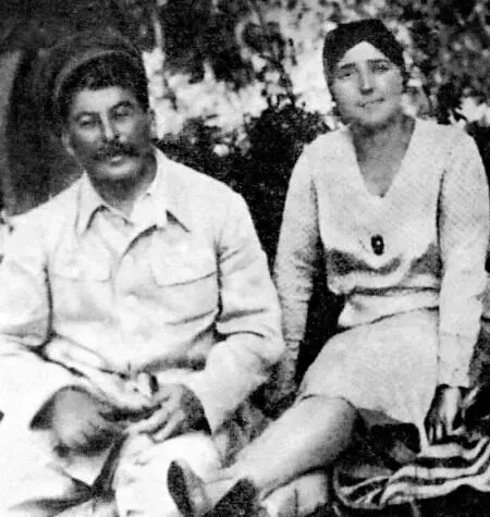 Сталин с Надеждой Аллилуевой 1928 г Сталин с детьми Василием и Светланой - фото 26