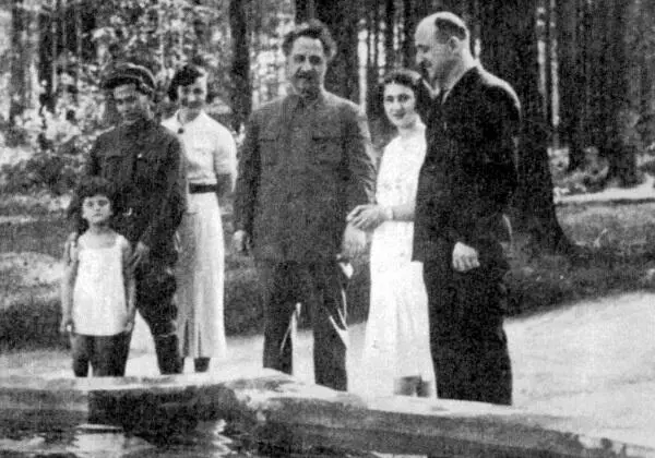 Приемная дочь Н Ежова Наталья слева Николай Ежов Евгения Ежова Серго - фото 41