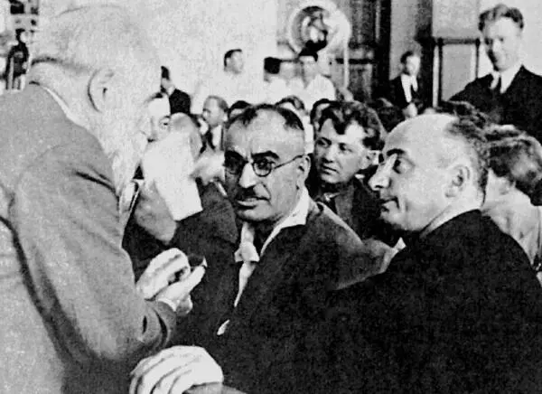 Партийные лидеры Закавказья Филипп Махарадзе слева Мир Джафар Багиров - фото 47