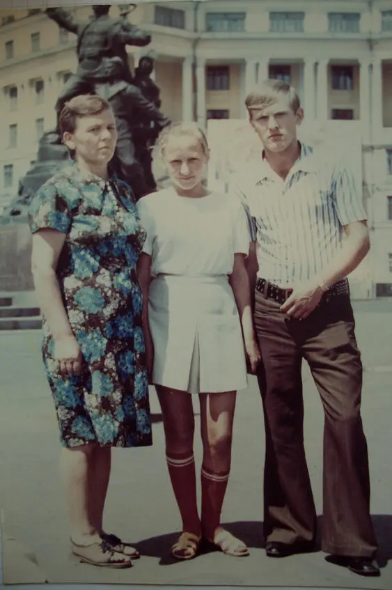С Галей и Серёжей 1974 год Владивосток Любовь Ивановна всегда отличалась - фото 29