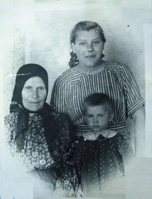 Елена с дочерью Анной и внучкой Любой Шуваевой Гуров Иван жена Елена дочери - фото 8
