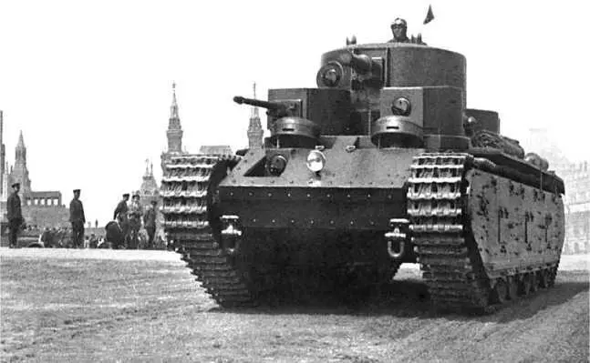 Танк Т352 на параде 7 ноября 1933 года в Москве Колпаки водителя и стрелка в - фото 12