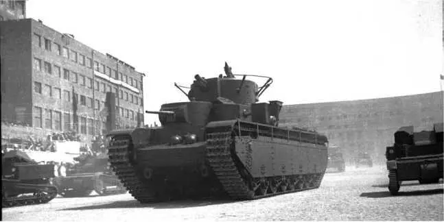 Первый серийный Т35А в окружении танкеток на параде в Харьков 1 ноября 1933 - фото 17
