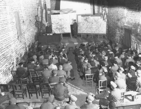 7 августа 1944 года в штабе 1й канадской армии генерал Крерар у стола - фото 8