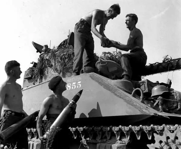 7 августа 1944 года экипаж танка Шерман Файрфлай с собственным именем Handing - фото 22