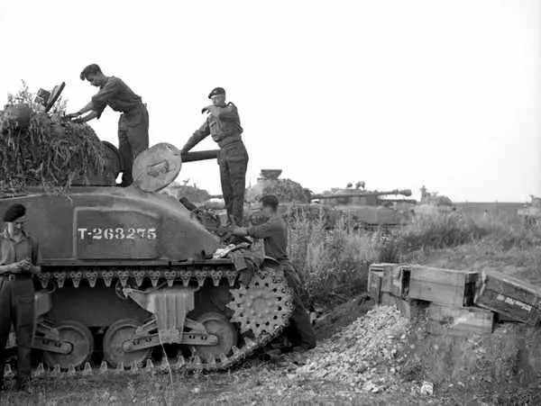 7 августа 1944 года 1й полк Нортгемптонширских Йоменов готовится к предстоящей - фото 23