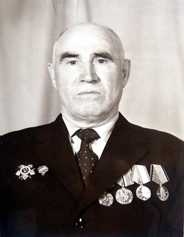 Вновь на сердце кровавая рана Наша молодость нас обожгла Звонким эхом - фото 5