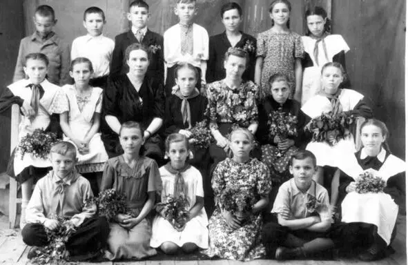 5 класс школа 102 19531954 годы Справа классный руководитель учитель - фото 17