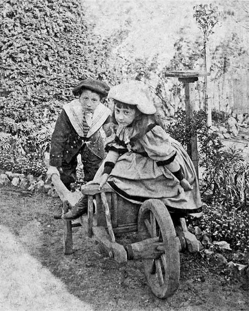 Марсель со своей младшей сестрой Сюзанной Ок 1900 Поучившись некоторое время - фото 6