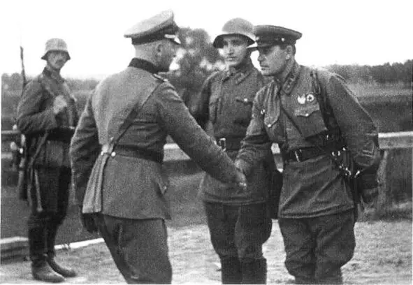 Неизвестный фотокорреспондент ТАСС Рукопожатие союзников События последних - фото 3