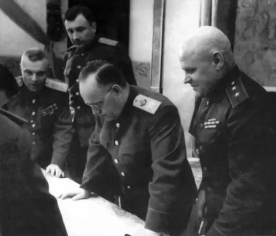 Жуков над картой 1945 г Диалог военачальника с литзаписчиком журналистом - фото 1