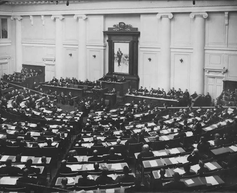 Заседание IV Государственной думы 5 декабря 1912 г На трибуне председатель - фото 9