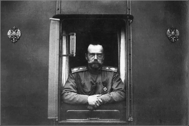 Николай II в поезде 1916 г Не служило пользе дела и курсирование Верховного - фото 17