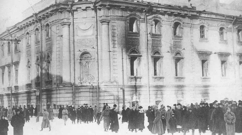 Петроград Сожженное здание Окружного суда В ночь на 27 февраля военный - фото 35