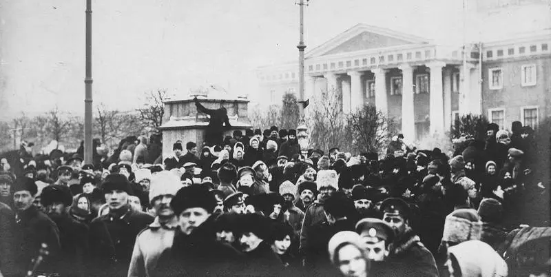 Толпа у Таврического дворца Февраль 1917 г Таврический дворец МВ - фото 36
